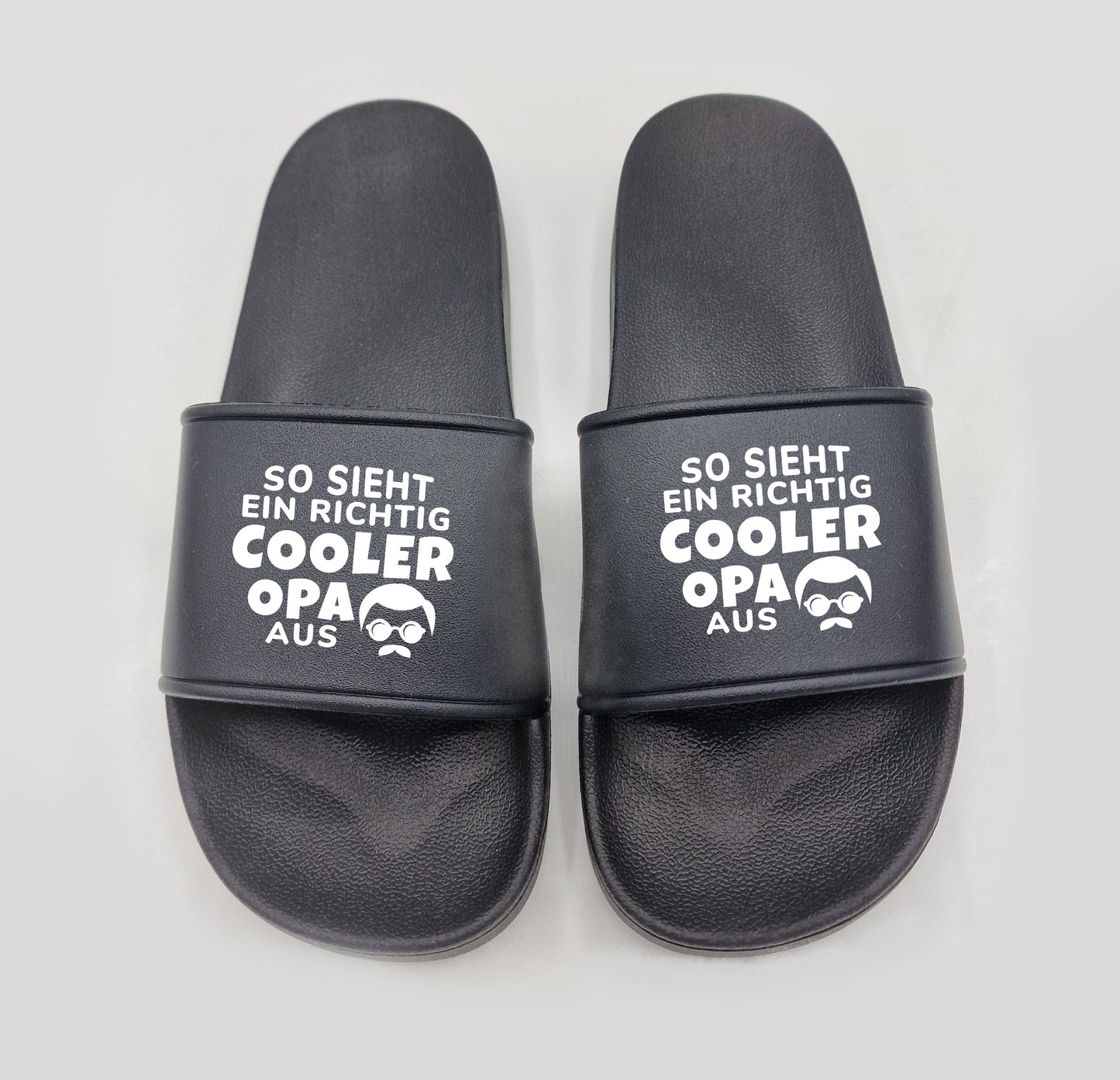 Badeschuhe So sieht ein richtig cooler Opa aus