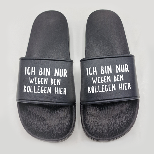 Badeschuhe Ich bin nur wegen den Kollegen hier