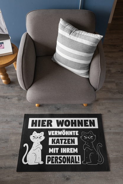 Hier wohnen verwöhnte Katzen mit Ihrem Personal Fußmatte FUSSMATTEN